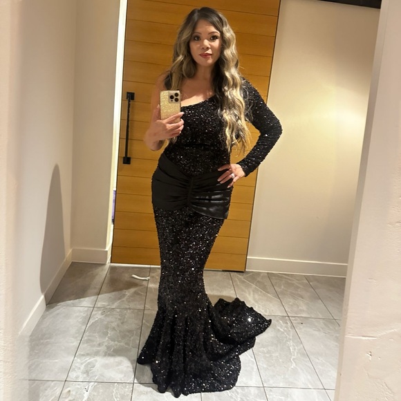 Elegant Black Sequin Gown one shoulder - Picture 3 of 11